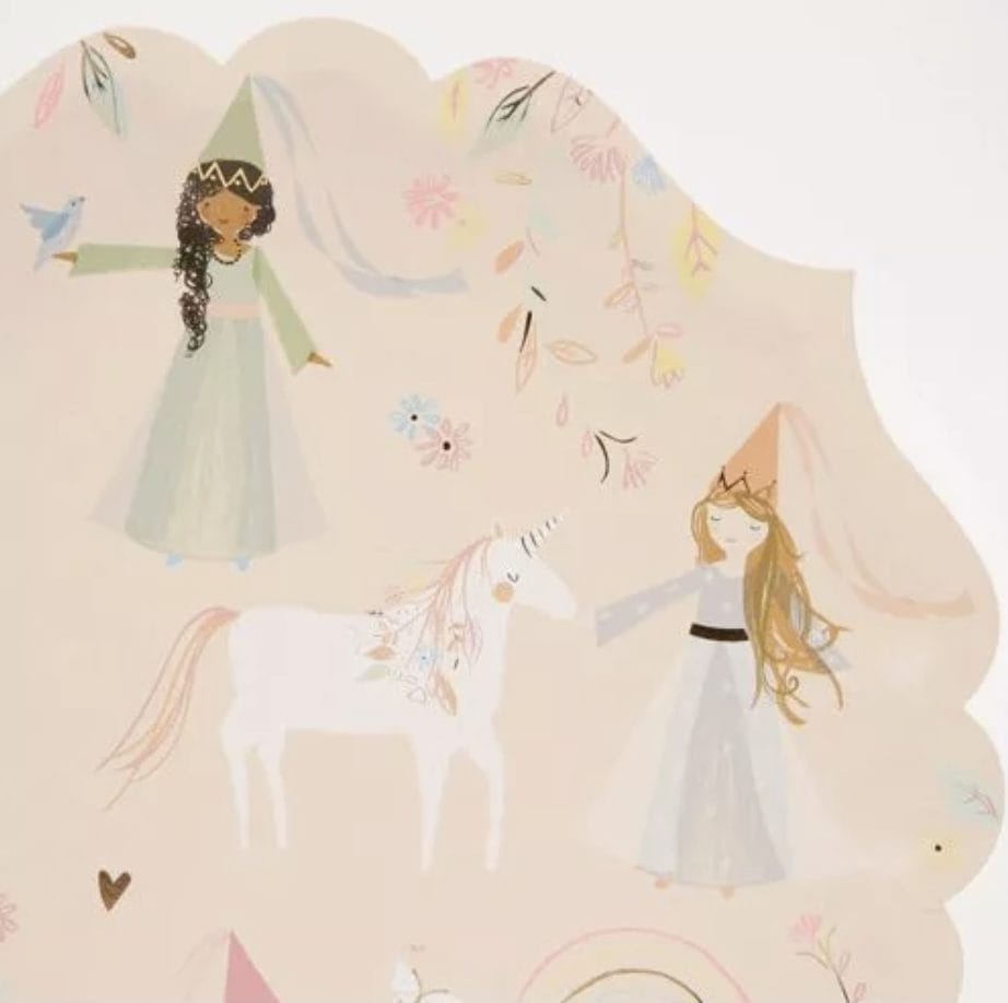 Detail van een Magical Princess prinsessenbordje van Meri Meri met een prinses, eenhoorn en bloemenillustraties