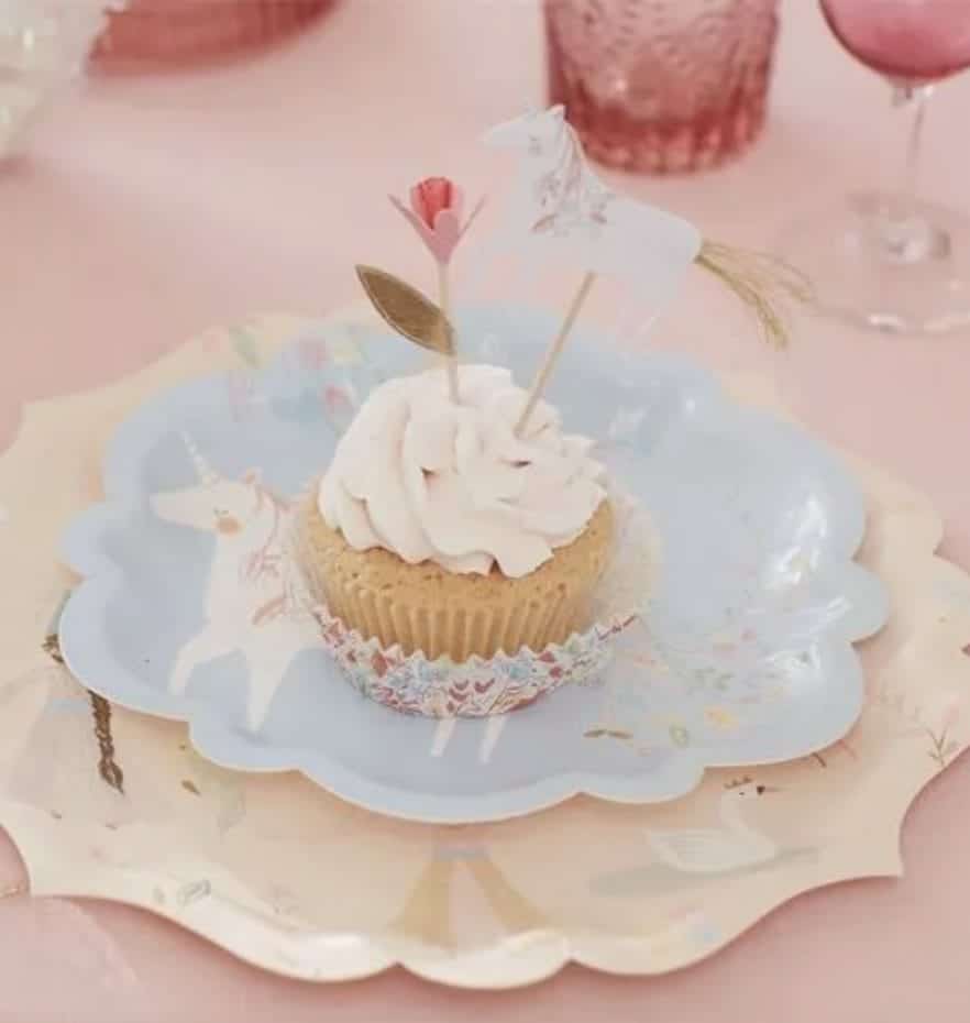 Lichtblauw Magical Princess prinsessenbordje met cupcake, geschikt voor een unicorn kinderfeest