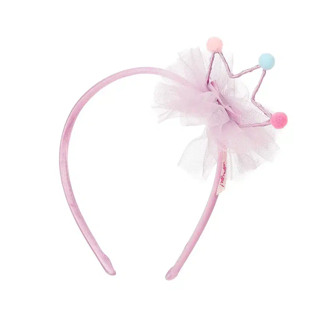 Roze meisjes haarband Jazzlyn met een tule strik en kroonvormige versiering met roze en blauwe pompons