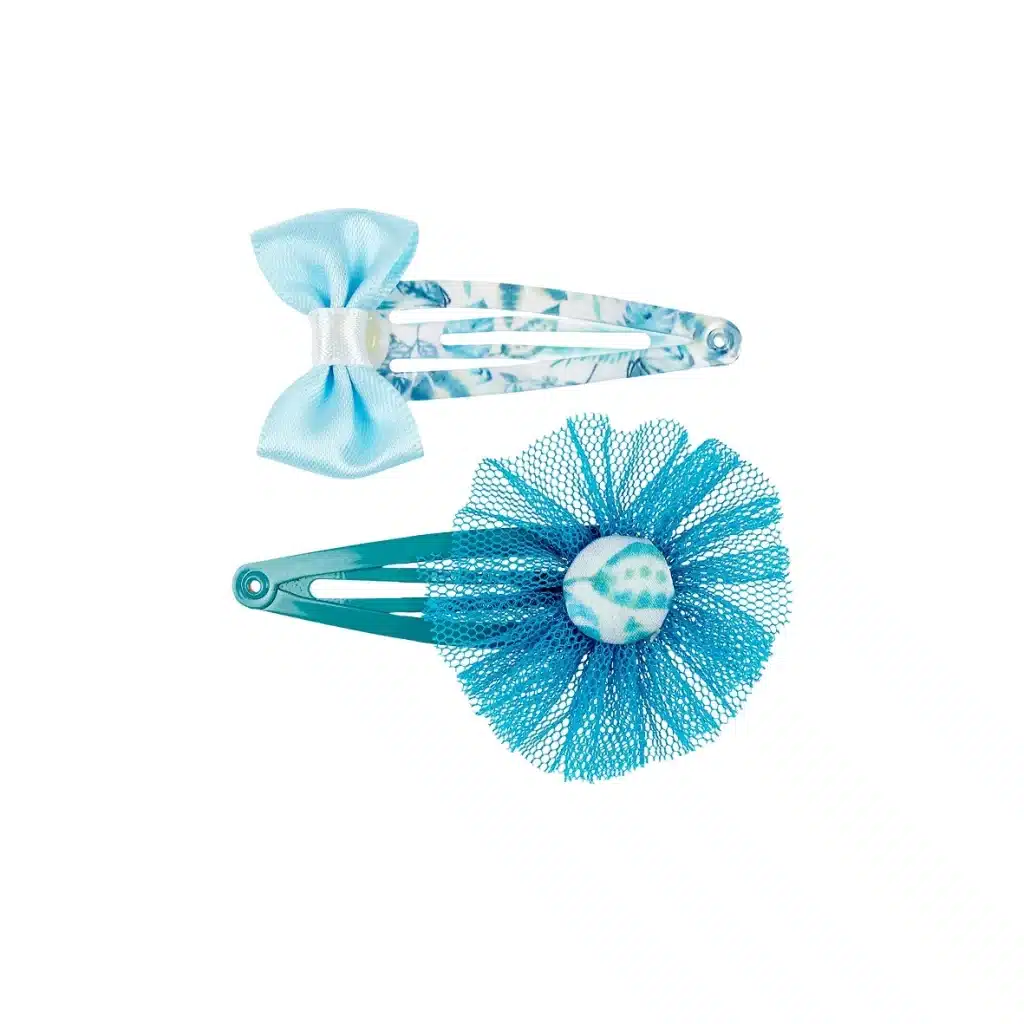 Twee blauwe Souza! haarclips als prinsessen accessoires, met een strik en een bloem.
