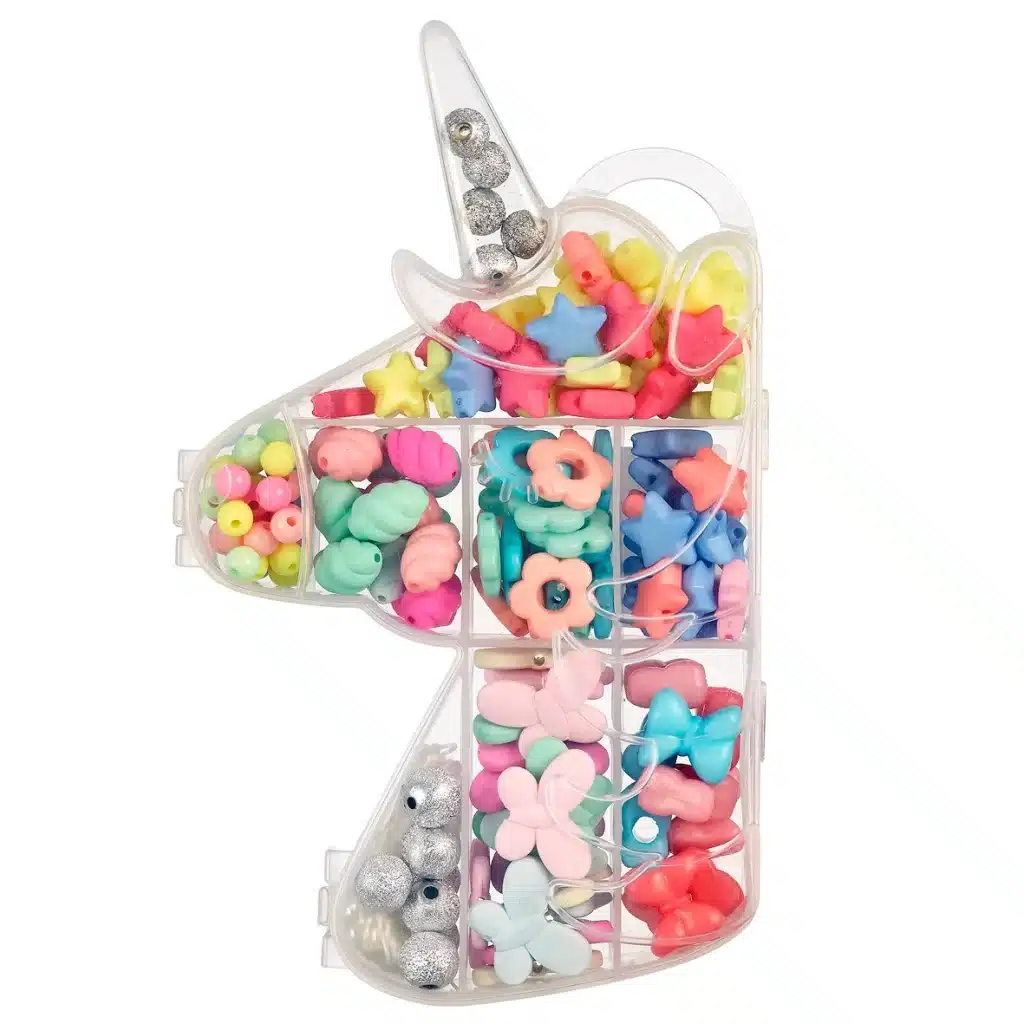 Kralenset Unicorn in een transparante unicornvormige doos met kleurrijke kralen, bedels en koorden