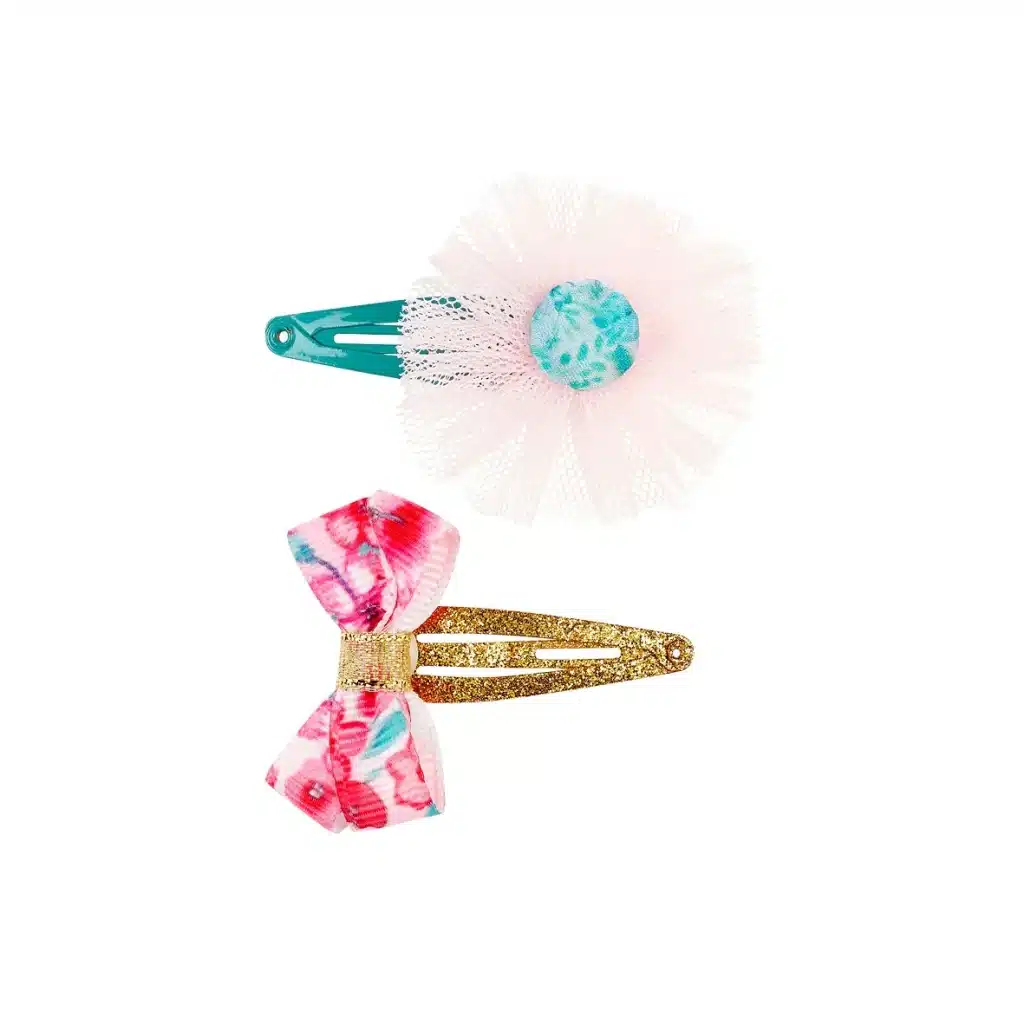 Twee Haarclips Xana in koraal met een bloem van tule en een kleurrijke strik, los naast elkaar op een witte achtergrond.