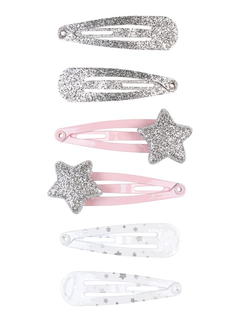 Zes zilveren haarclips Julie met glitters, roze banden en sterren, naast twee witte clips met sterrenprint