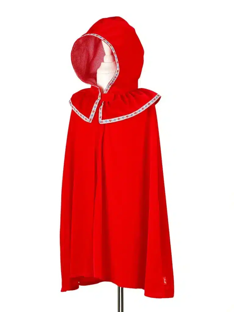 Rode Roodkapje cape van Souza! met capuchon, bloemenrand en rood-wit geruite binnenkant op een paspop van voren