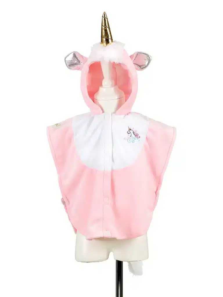 Roze eenhoorncape voor kinderen van 2 jaar, met een gouden hoorn en zilveren oren op een paspop.