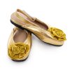 Gouden prinsessenschoenen met glitterrozetten, verstelbare riempjes en zwarte rubberzolen op een witte achtergrond