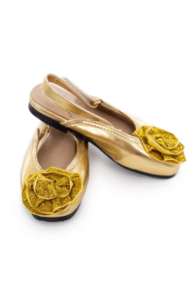 Gouden prinsessenschoenen met glitterrozetten, verstelbare riempjes en zwarte rubberzolen op een witte achtergrond