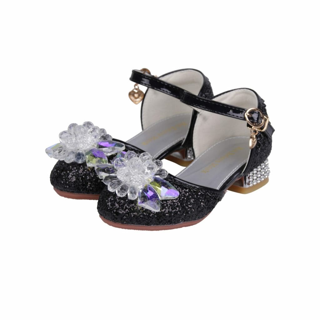Zwarte prinsessenschoenen met hakjes en enkelbandjes, versierd met glinsterende bloemen en paarse details