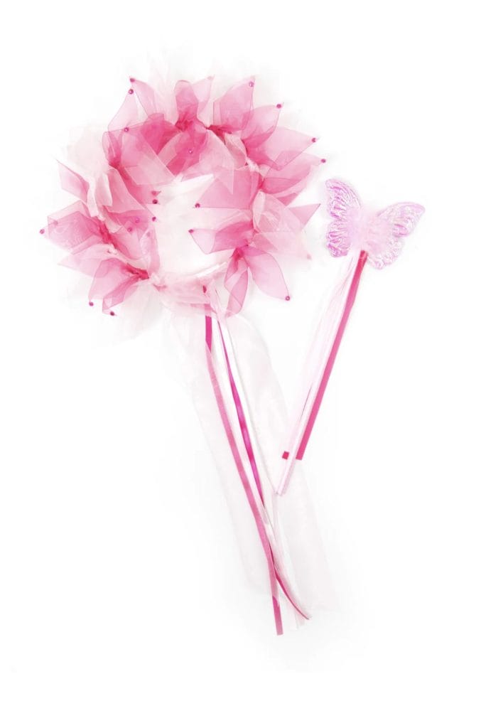 Roze stralenkrans en prinsessen toverstaf met doorschijnende linten en een vlinder, los gefotografeerd op een witte achtergrond.