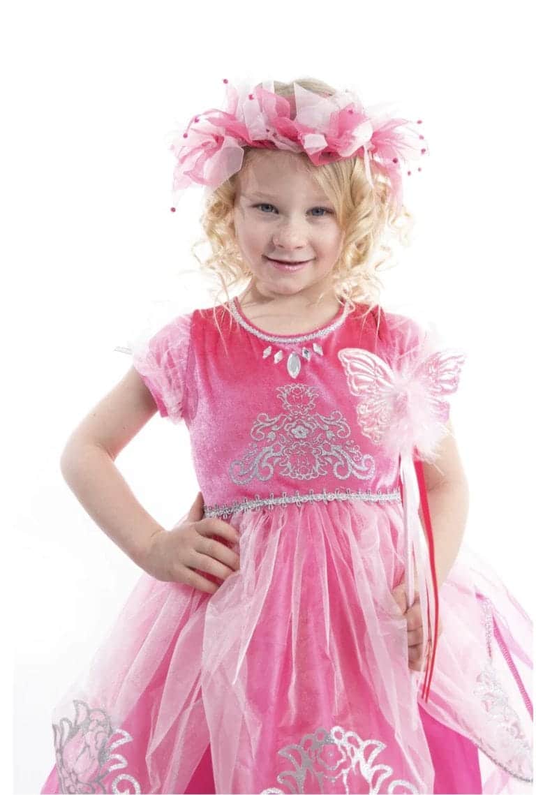 Meisje draagt de roze stralenkrans van Little Adventures met bloemen, linten en fonkelende versieringen in het haar.