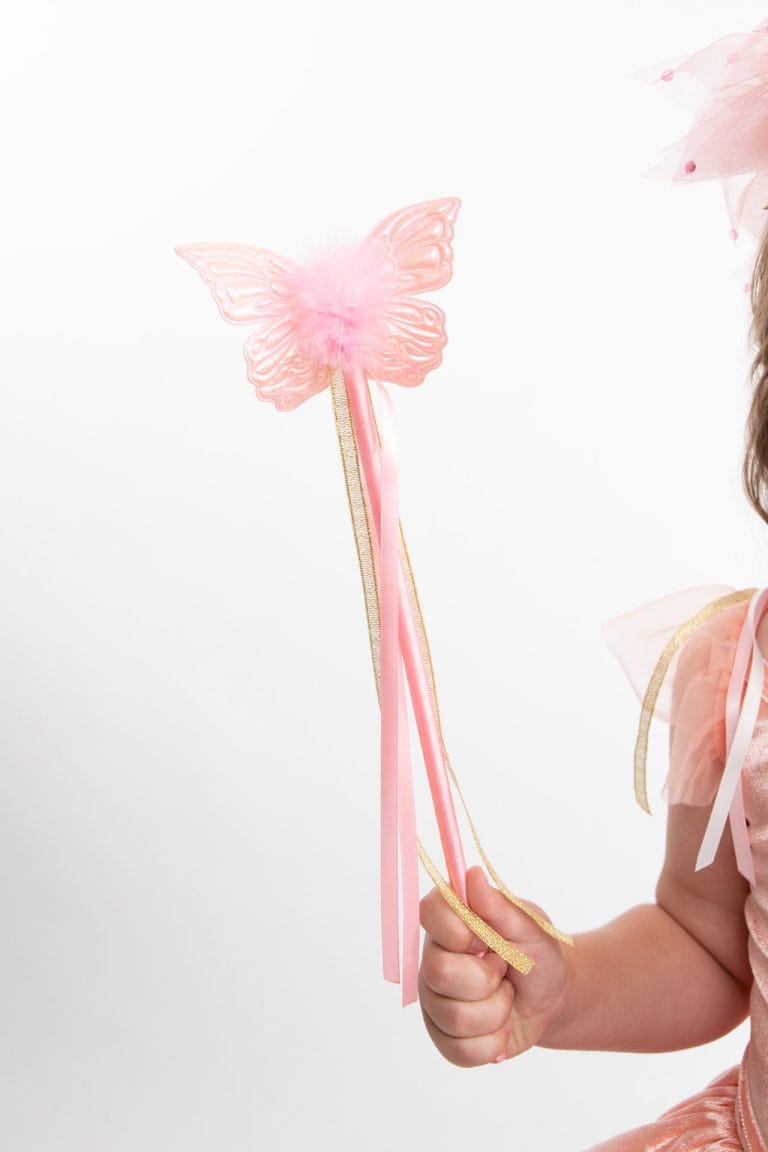 Roze prinsessen toverstaf met vlinder en roze en gouden linten, vastgehouden door een kind