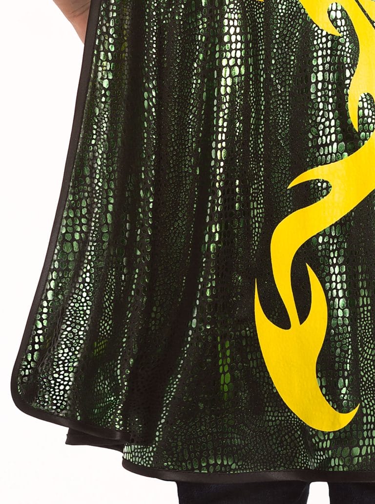 Detail van de groene drakencape van Little Adventures met glanzende schubbenprint en gele vlammen