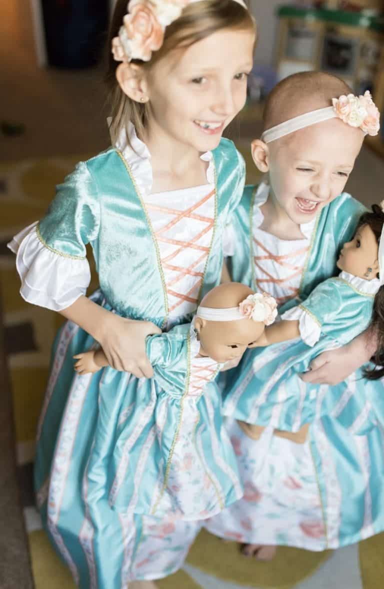 Turquoise verkleedkleding kind: twee kinderen dragen de Prinses Ava-prinsessenjurk met bloemen en haarband.