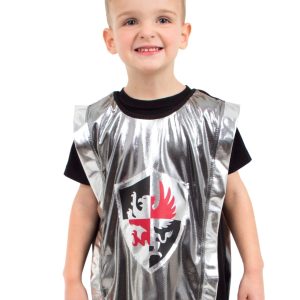 Jongen draagt een glanzend zilveren ridder vest van Little Adventures met zwart-rood schild op de voorkant
