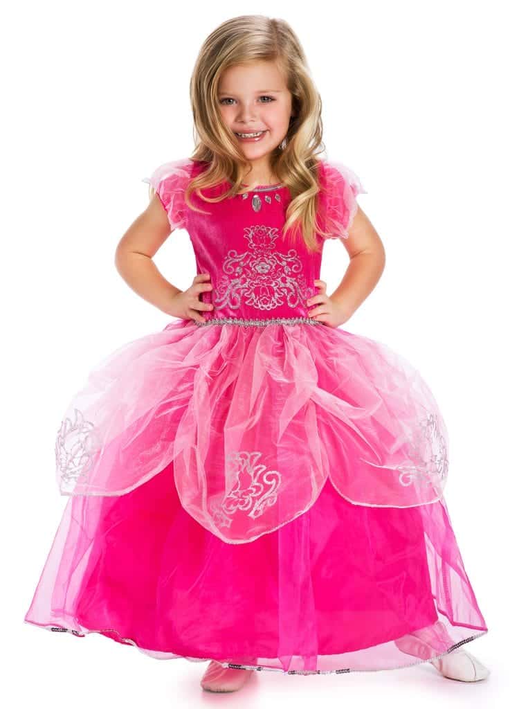 Meisje draagt een fuchsia prinsessenjurk Deluxe Pink van Little Adventures met zilverkleurige versieringen en tule rok