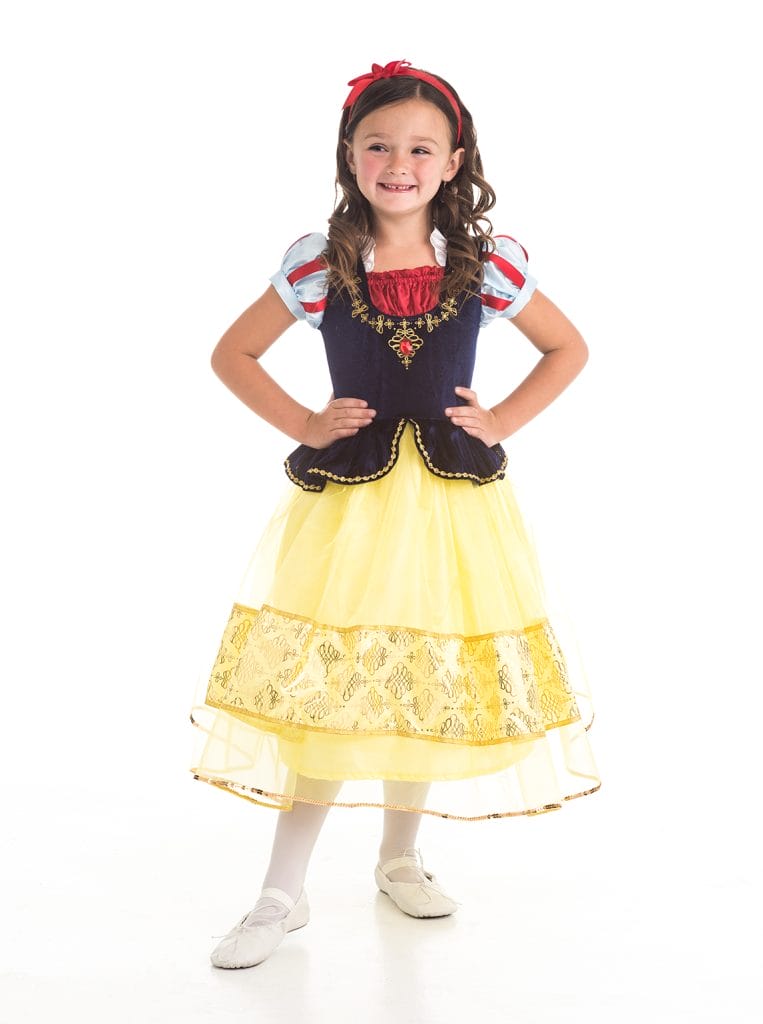 Meisje draagt de Little Adventures Deluxe Sneeuwwitje-prinsessenjurk met donkerblauw lijfje, gele rok en gouden versieringen.