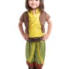 Kind draagt de Deluxe draken prinsessen set met geel lijfje, bruin vest, brede riem en groene broek met sierbies.