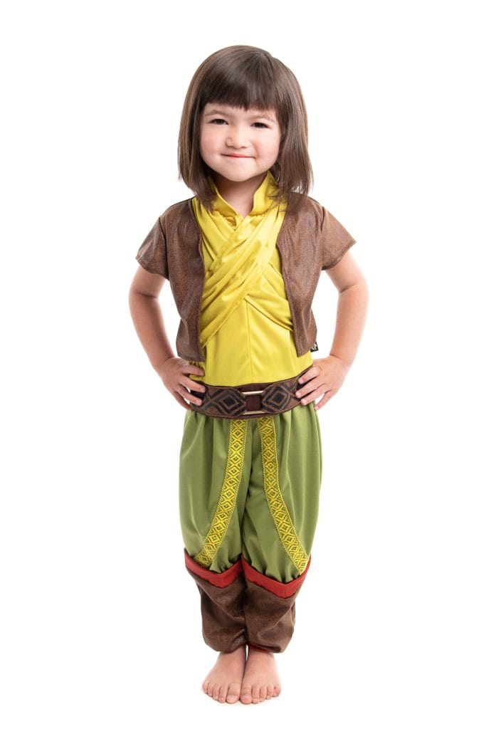 Kind draagt de Deluxe draken prinsessen set met geel lijfje, bruin vest, brede riem en groene broek met sierbies.