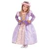 Meisje draagt een paarse prinsessenjurk Rapunzel Classic met roze pofmouwen, gouden veters en een roze kroonhaarband.
