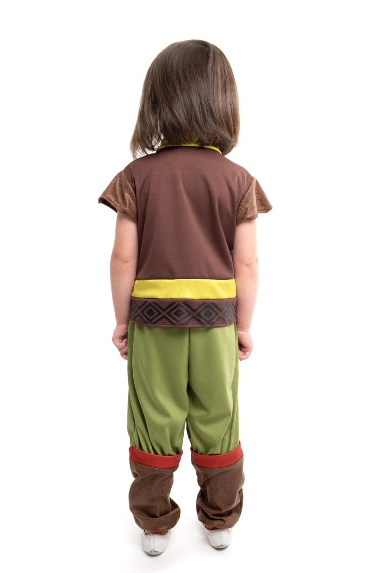 Achteraanzicht van een kind in de Little Adventures Deluxe draken prinsessen set met bruine top, groene broek en laarzen