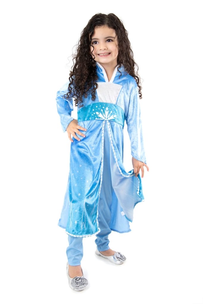 Elsa sale: meisje draagt een blauwe Elsa jurk met witte borstpartij, sneeuwvlok en lange mouwen.