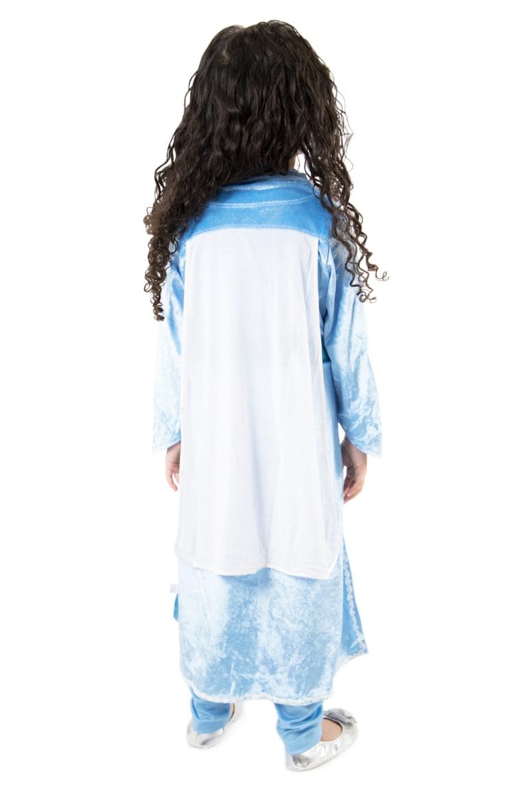 Achteraanzicht van een kind in de blauwe little adventures elsa jurk met lange mouwen en een wit achterpand.