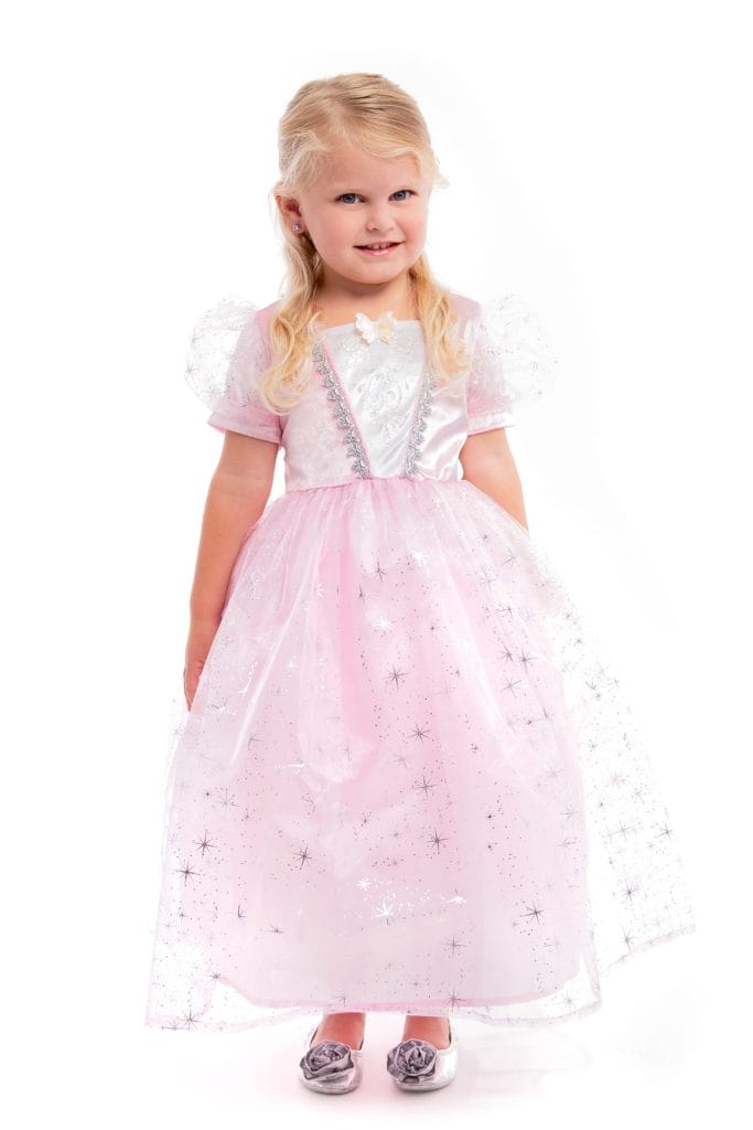 Meisje draagt een prinsessenjurk roze met zilverkleurig lijfje, tule mouwen en sterren op de rok