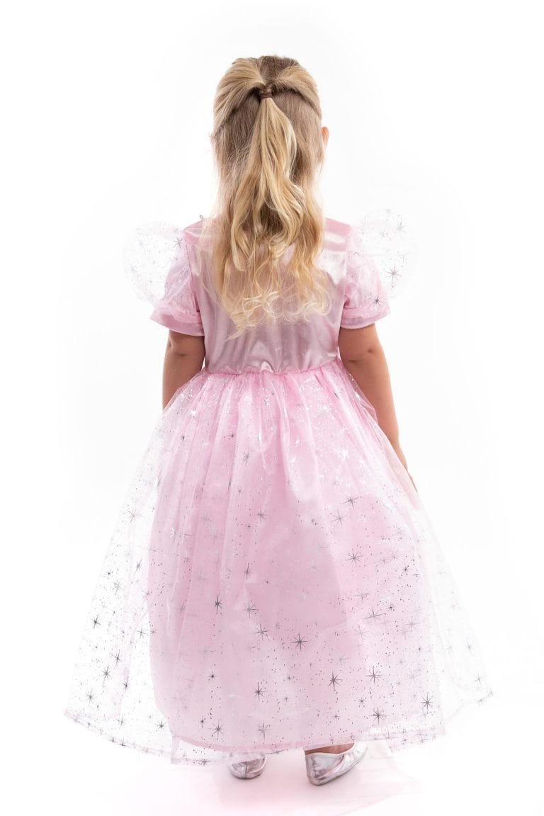 Achteraanzicht van een kind in een roze prinsessenjurk met transparante tule, sterretjes en vleugels