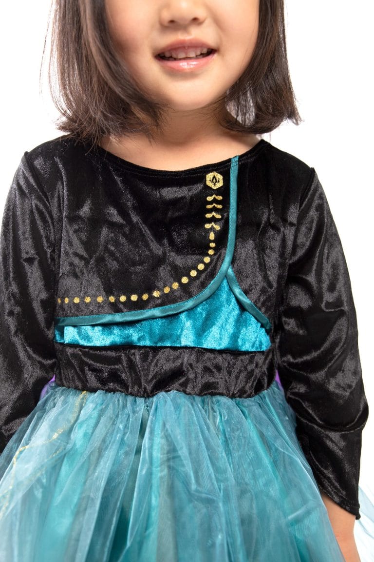 Kind draagt een Anna prinsessenjurk met zwart glanzend lijfje, turquoise rok en gouden versieringen