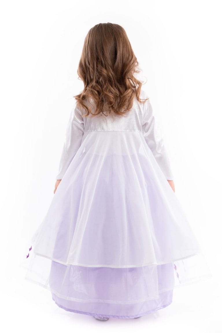Achteraanzicht van een kind in de paarse Elsa jurk uit Elsa sale, met witte mouwen en een gelaagde tule rok.