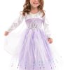 Meisje draagt de paarse Elsa prinsessenjurk van Little Adventures met witte mouwen en een glanzende tule rok.