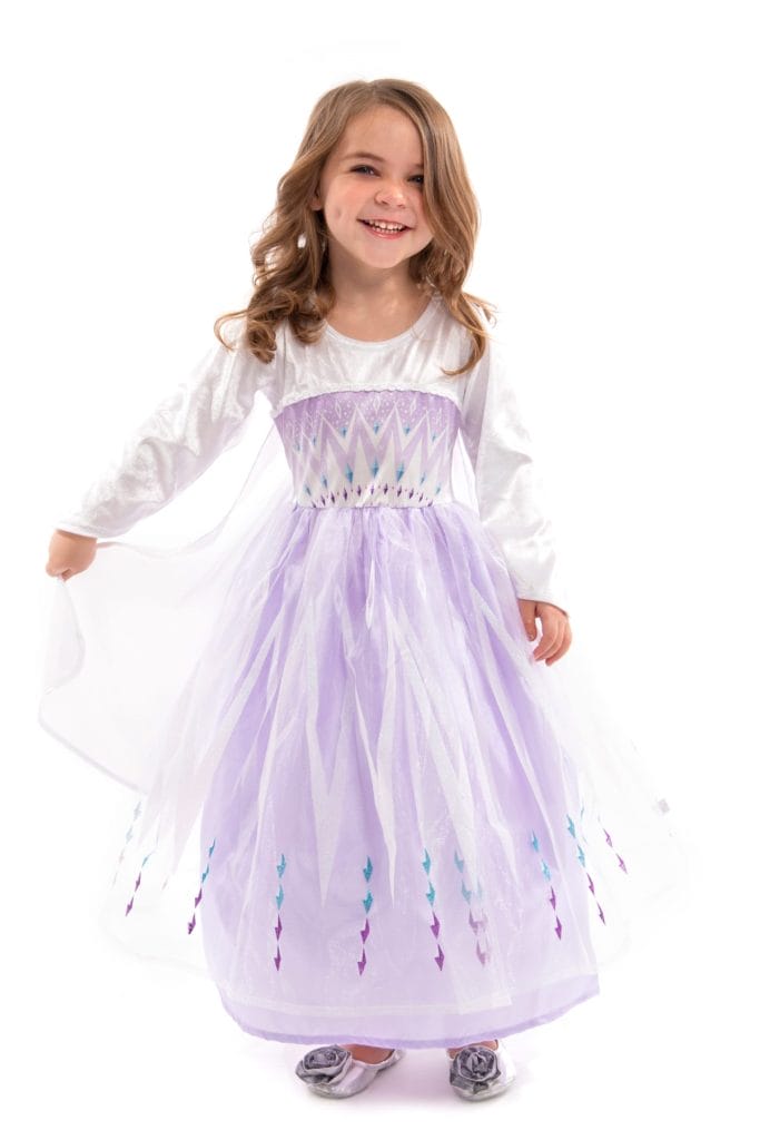 Meisje draagt de paarse Elsa prinsessenjurk van Little Adventures met witte mouwen en een glanzende tule rok.