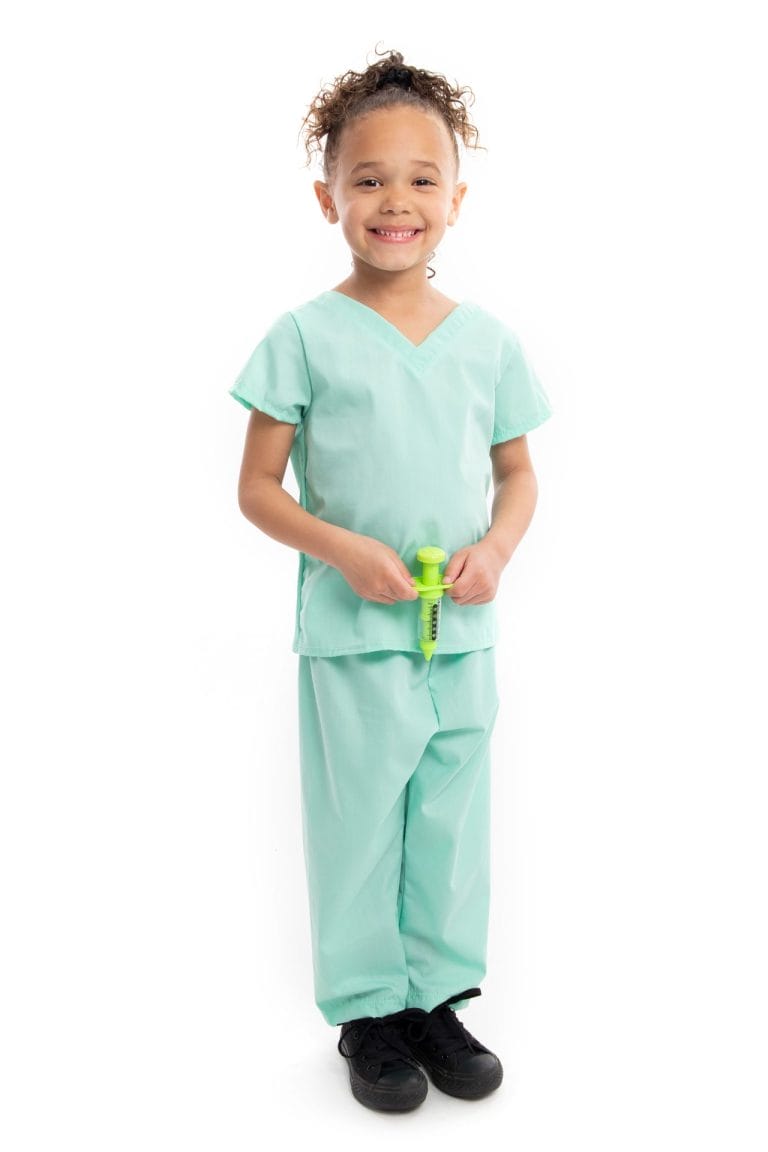 Meisje draagt de groene dokter verkleedset van Little Adventures met speelgoedspuit in haar handen