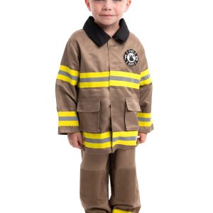 Jongen draagt een bruin brandweer verkleedpak met zwarte kraag en gele reflecterende strepen