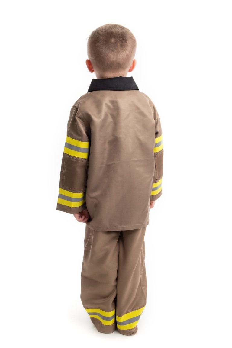 Achteraanzicht van een jongen in het bruine Little Adventures brandweer kostuum kind met zwarte kraag en gele reflecterende strepen