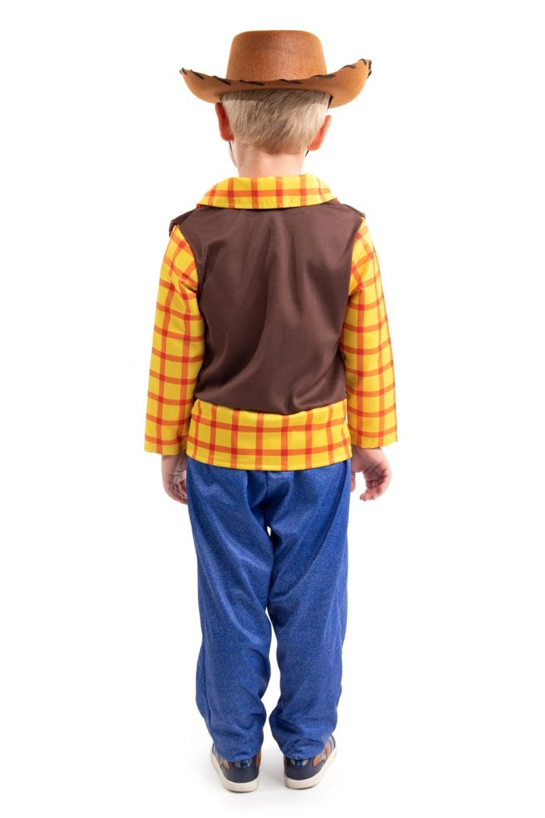 Jongen draagt het 4-delig cowboy kostuum van Little Adventures, van achteren zichtbaar met geruit overhemd, bruin vest en blauwe broek.