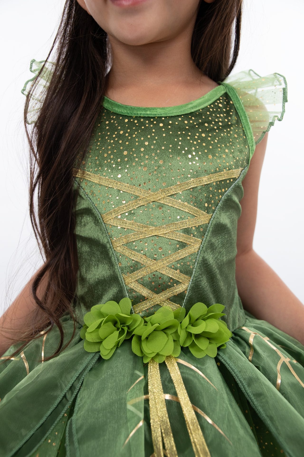 Detail van Little Adventures Tinkerbell: meisje in groene elfjesjurk met gouden glitterstippen, vetersluiting en bloemenband
