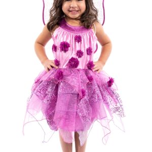 Meisje draagt de paarse prinsessenjurk van Little Adventures met bloemen, glanzende organza overrok en feeënvleugels