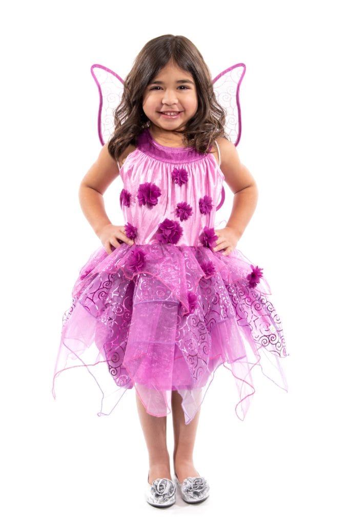 Meisje draagt de paarse prinsessenjurk van Little Adventures met bloemen, glanzende organza overrok en feeënvleugels