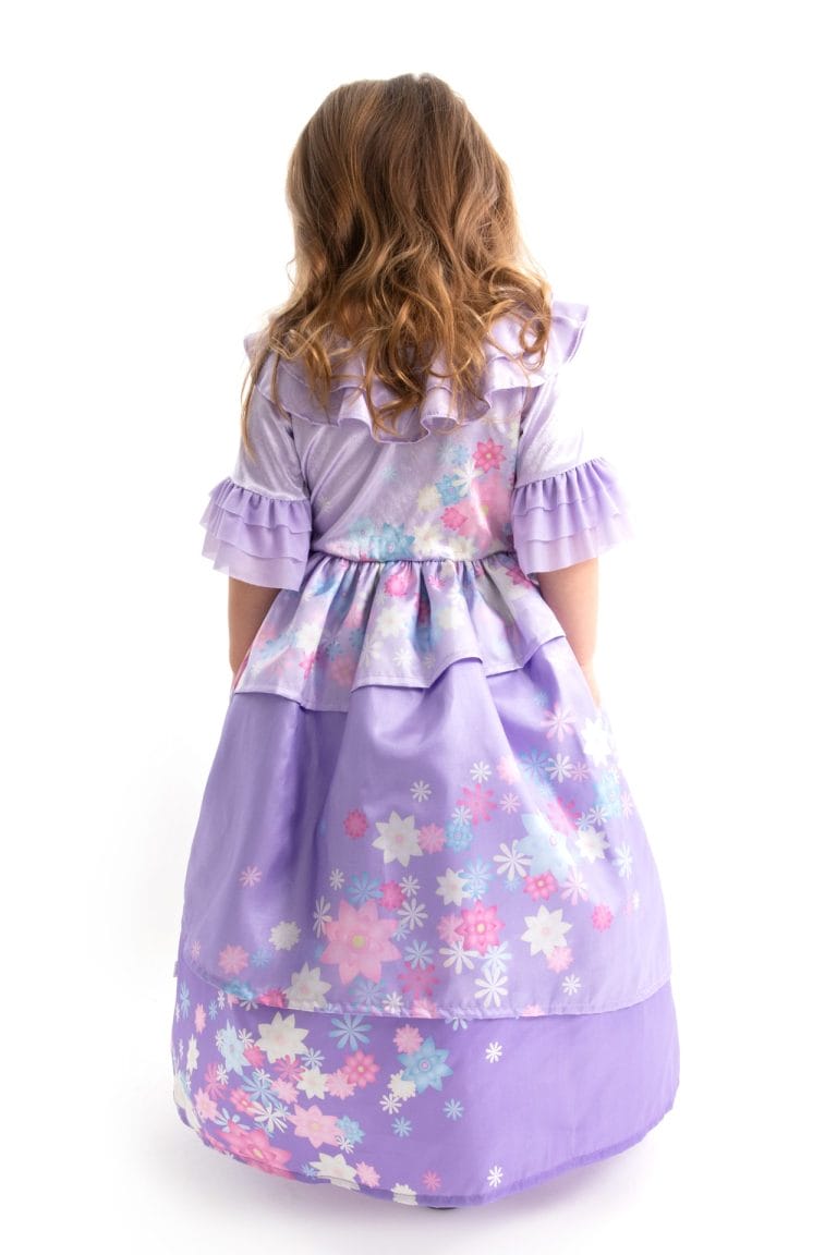 Achteraanzicht van een meisje in een paarse encanto jurk met bloemenprint en ruches aan de mouwen en rok.