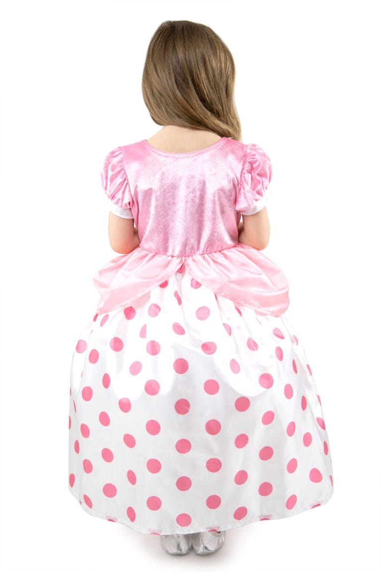 Achteraanzicht van een kind in een roze prinsessenjurk als Bo Peep, met witte rok en roze stippen