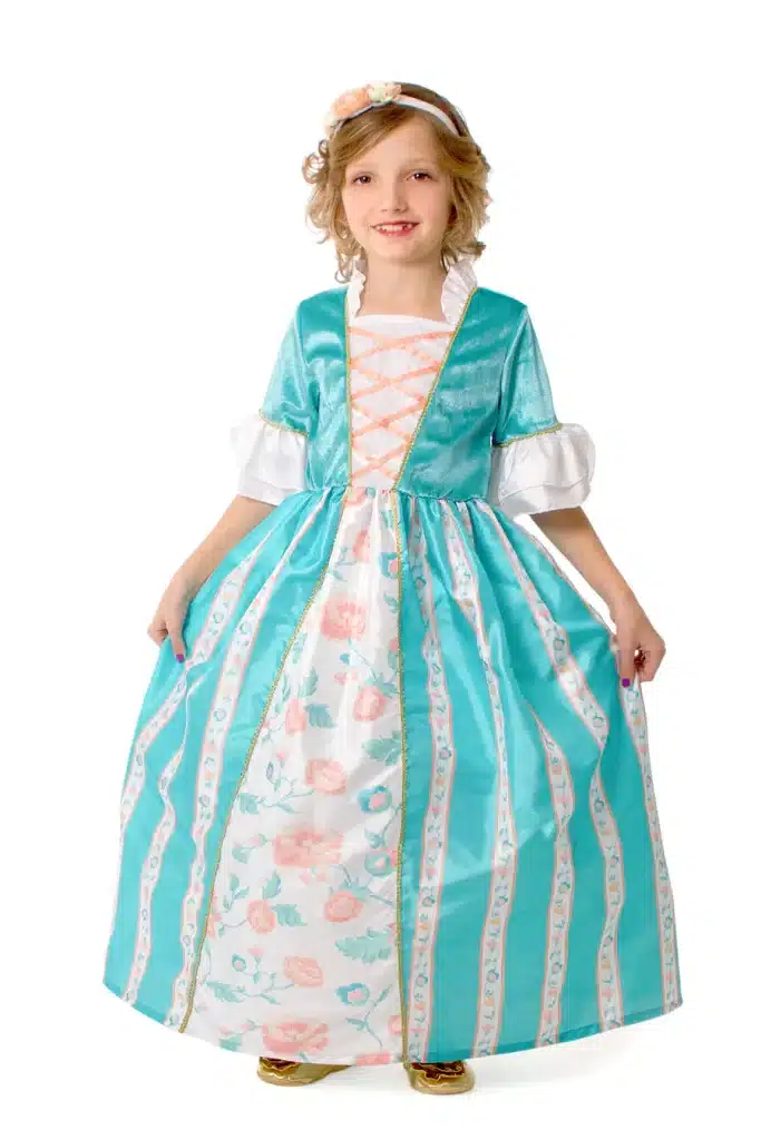 Meisje draagt de turquoise Prinses Ava-prinsessenjurk van Little Adventures met bloemenprint, pofmouwen en bijpassende haarband.