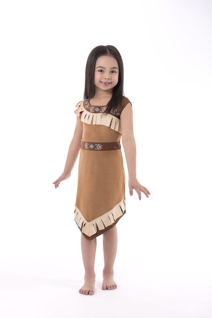 Meisje draagt een bruine Woodland Princess prinsessenjurk met franjes aan de halslijn en zoom, en een versierde tailleband.