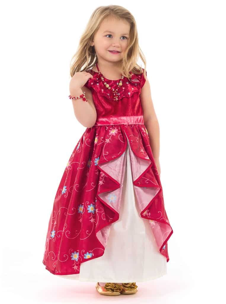 Meisje draagt de fuchsia Little Adventures Ruby prinsessenjurk met bloemenprint, roze ruches en een witte onderrok.