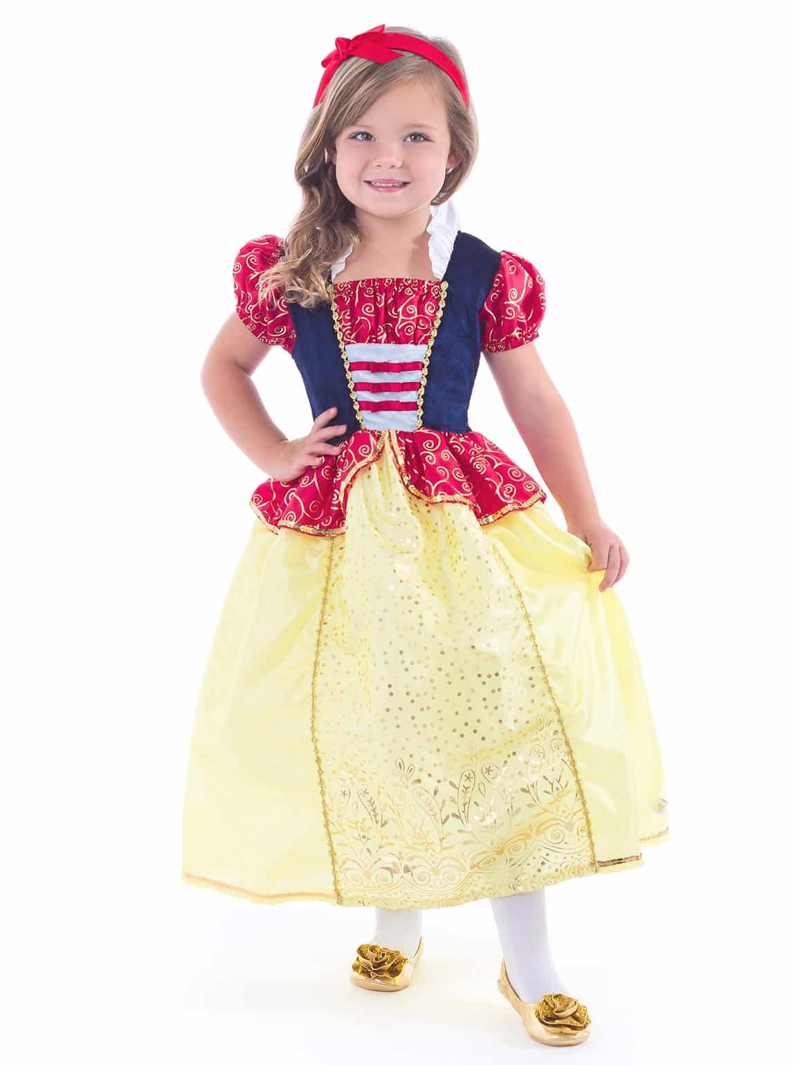 Meisje draagt een Sneeuwwitje-prinsessenjurk met rood lijfje, donkerblauwe taille en lange gele rok met gouden versiering