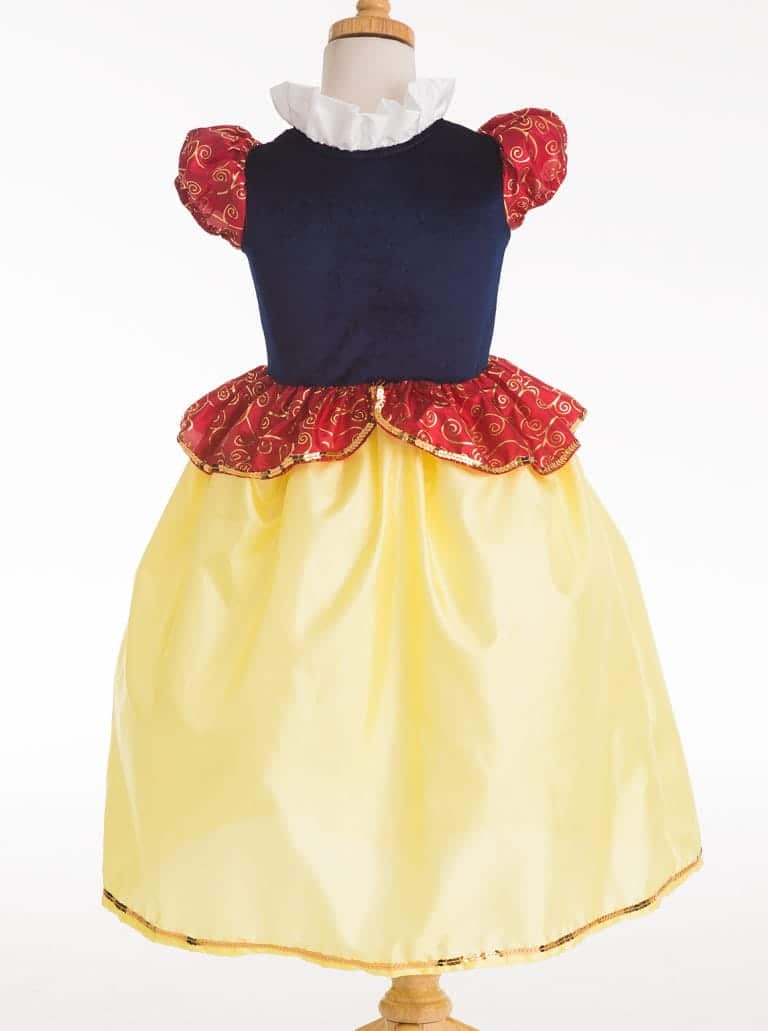 Sneeuwwitje prinsessenjurk van Little Adventures op een paspop, met donkerblauw lijfje, rode pofmouwen en gele rok