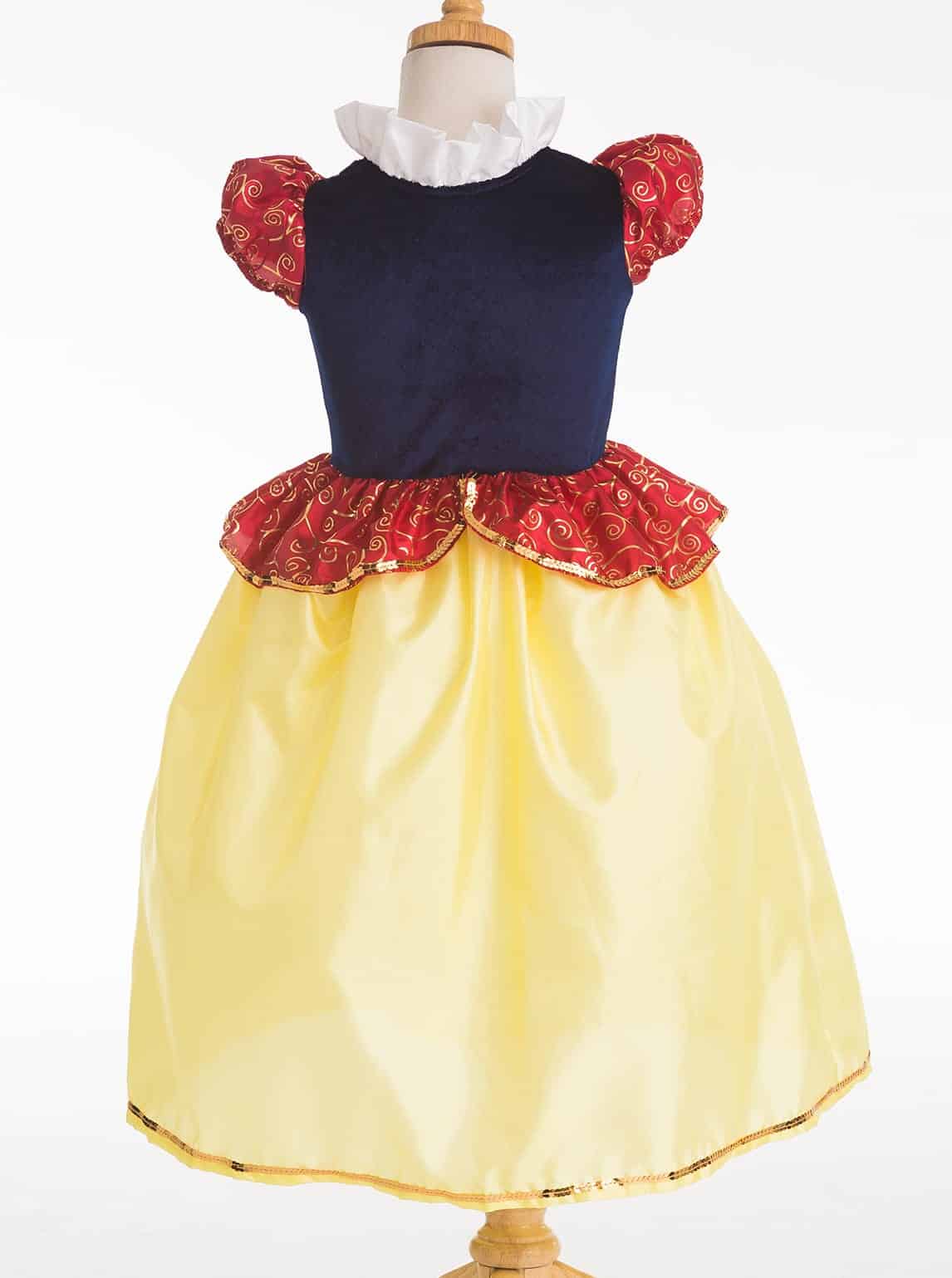 Sneeuwwitje prinsessenjurk van Little Adventures op een paspop, met donkerblauw lijfje, rode pofmouwen en gele rok