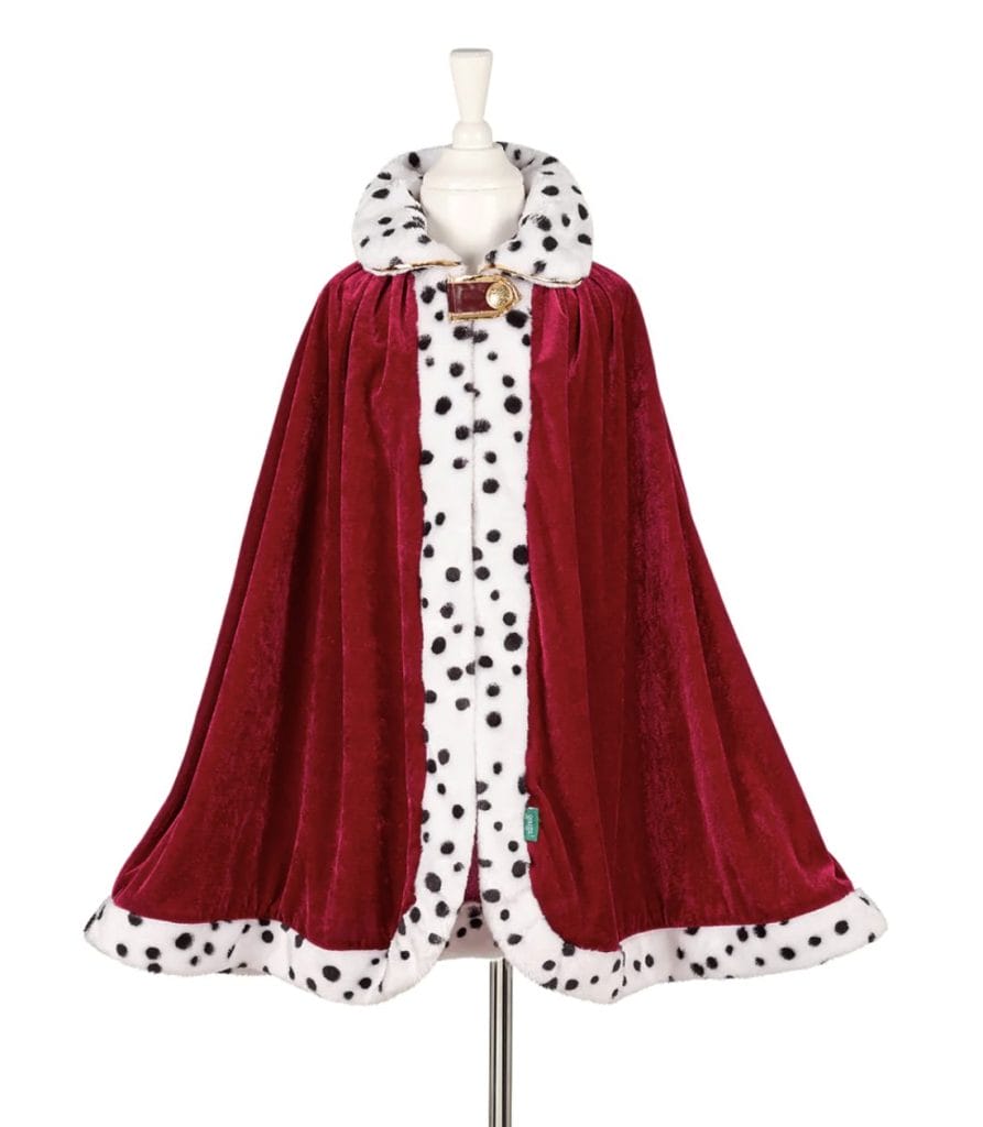Vooraanzicht van de rode king cape King Louis op een paspop, met brede witte bontkraag en gesp bij de hals.