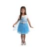 Meisje draagt een blauwe elsa sale jurk met glinsterende tutu-rok en transparante cape met sneeuwvlokken.