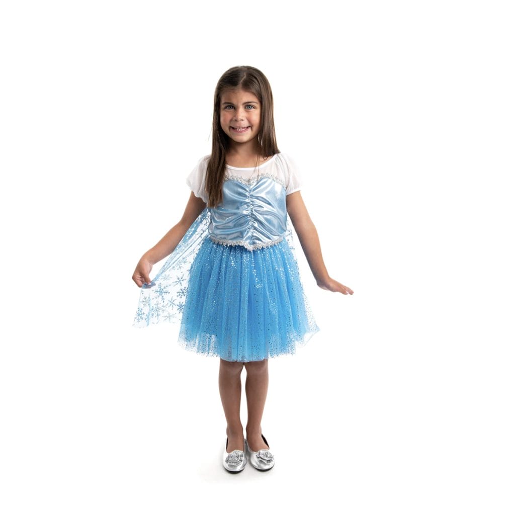 Meisje draagt een blauwe elsa sale jurk met glinsterende tutu-rok en transparante cape met sneeuwvlokken.
